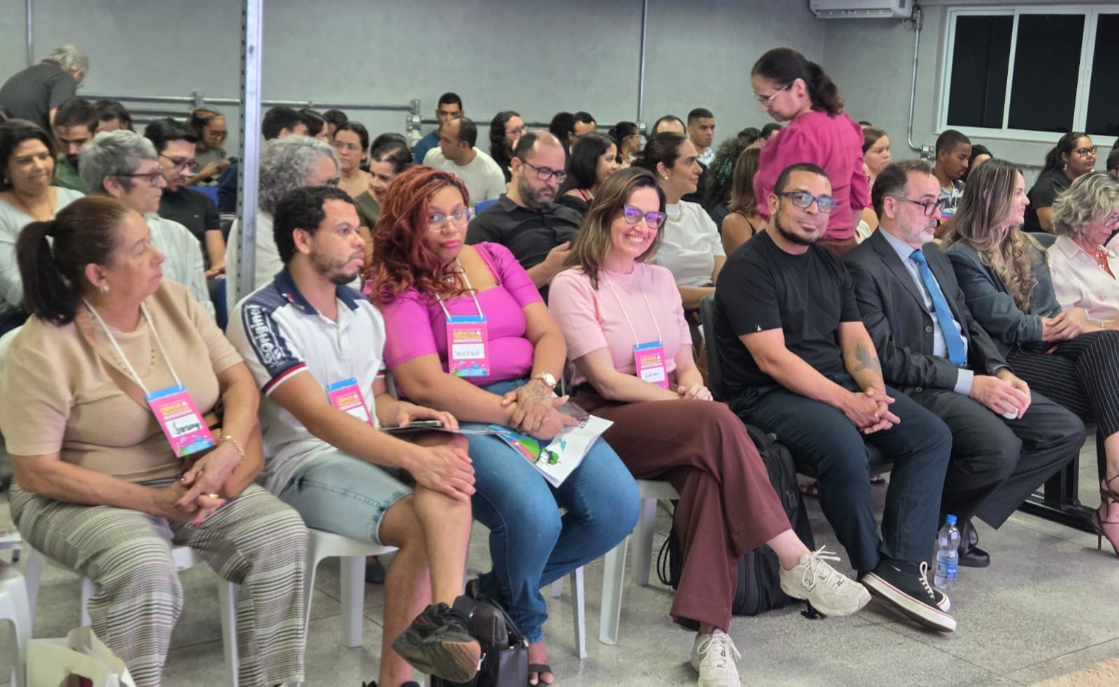 O diretor-geral do Câmpus Aparecida de Goiânia, professor Marcos Flávio Mércio de Oliveira, e a gerente de Pesquisa, Pós-Graduação e Extensão, professora Lilian Pascoa Alves, na abertura da SNCT com estudantes de cursos EJA do IFG Aparecida